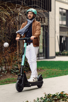 Zdj臋cia nowych elektrycznych hulajn贸g - poczuj swobod臋 i komfort podczas codziennych dojazd贸w do pracy i szko艂y