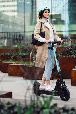 Zdj臋cia nowych elektrycznych hulajn贸g - skorzystaj z wygodnej i ekologicznej alternatywy dla tradycyjnych 艣rodk贸w transportu