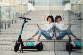 Sesja zdj臋ciowa nowych elektrycznych hulajn贸g - zyskaj niezale偶no艣膰 i wygod臋 dzi臋ki nowoczesnym rozwi膮zaniom mobilno艣ci miejskiej