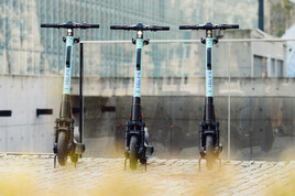 Zdj臋cia nowych elektrycznych hulajn贸g - zyskaj wolno艣膰 poruszania si臋 po mie艣cie w nowoczesny i stylowy spos贸b