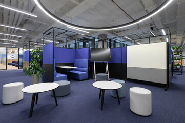 Przestronne biuro z du偶ymi oknami i pi臋knym widokiem - idealne na spotkania z klientami