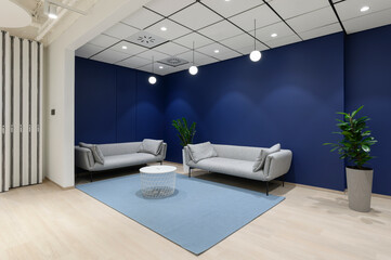 Nowoczesne biuro z minimalistycznym wystrojem - idealne miejsce do pracy