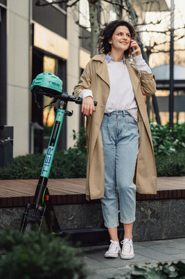 Sesja zdj臋ciowa nowych elektrycznych hulajn贸g - odkryj, jakie korzy艣ci nios膮 ze sob膮 innowacyjne rozwi膮zania dla mobilno艣ci miejskiej