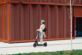 Sesja zdj臋ciowa nowych elektrycznych hulajn贸g - poznaj rewolucyjne podej艣cie do miejskiej mobilno艣ci