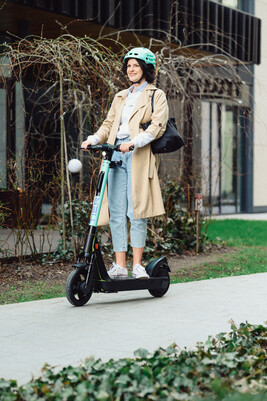 Zdj臋cia nowych elektrycznych hulajn贸g - przekonaj si臋, jak 艂atwo i szybko przemieszcza膰 si臋 po mie艣cie bez kork贸w i spalin