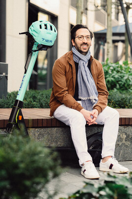 Sesja zdj臋ciowa nowych elektrycznych hulajn贸g - do艂膮cz do spo艂eczno艣ci zr贸wnowa偶onej mobilno艣ci i dbaj o 艣rodowisko naturalne