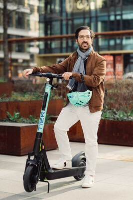Sesja zdj臋ciowa nowych elektrycznych hulajn贸g - wybierz przysz艂o艣ciowy spos贸b przemieszczania si臋 po mie艣cie