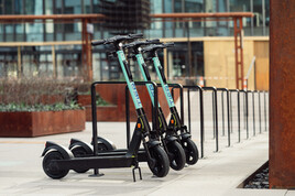 Zdj臋cia nowych elektrycznych hulajn贸g - poznaj zalety ekologicznych 艣rodk贸w transportu i przyczyniaj si臋 do ochrony 艣rodowiska